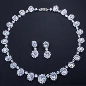 Détails d'une parure de mariage avec collier à fleurs en zircon AAA et boucles d'oreilles