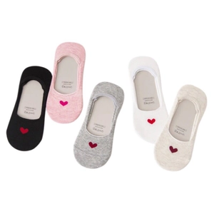 Cinq paires de socquettes invisibles en coton pour femmes avec broderie cœur rouge