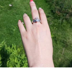 Detalle de un anillo de corona con circonitas blancas usado bajo la luz natural del sol