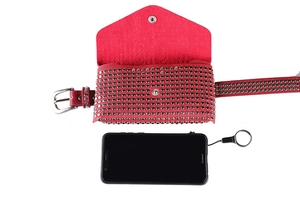 Détail de la sacoche ceinture en cuir rouge avec clous et fermoir métallique