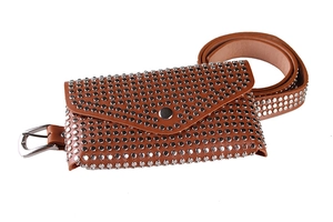 Gros plan d'un sac ceinture en cuir marron avec clous argentés et ceinture réglable