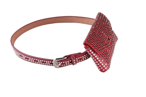 Détail d'une ceinture punk en cuir rouge avec mini pochette à rivets et boucle métal