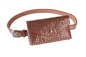 Vue détaillée du sac ceinture camel à rivets avec clous métalliques et boucle argentée