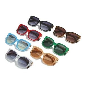 Fashionable square frame sunglasses with metal legs in multiple colors for a trendy look