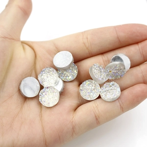 Detail van 12mm ronde hars druzy stenen met platte achterkant voor het maken van sieraden