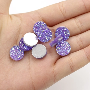 Detailopname van 12mm paarse glitter hars cabochons voor DIY-sieraden maken