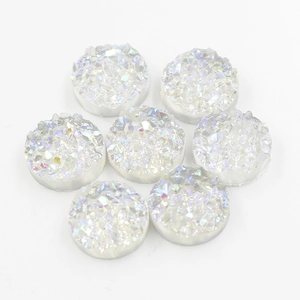Macro-opname van 12 mm iriserende hars cabochons met sprankelende faux druzy kristaltextuur