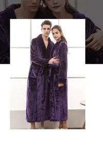 Détail d'un peignoir en flanelle violette avec texture épaisse et ceinture à nouer
