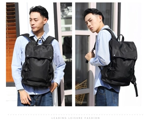 Seiten- und Rückansicht eines schwarzen Nylon-Rucksacks, getragen von einem männlichen Model