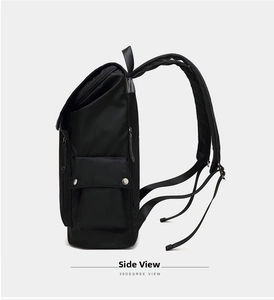 Detailansicht der Seitentasche des schwarzen Rucksacks mit Metalldruckknopf aus Nylonmaterial