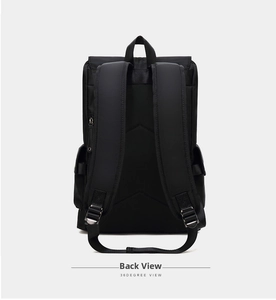 Detaillierte Rückansicht eines schwarzen Rucksacks mit ergonomischen Schultergurten und Griff