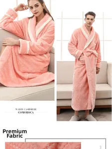 Detailaufnahme von rosafarbenem Flanell-Bademantel mit Waffelstruktur und Kontrastrevers