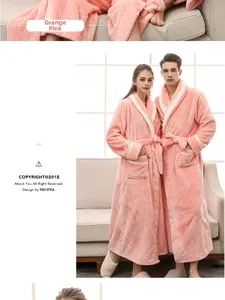 Nahaufnahme des dicken orange-rosa Flanell-Bademantels mit Waffelstruktur und Details