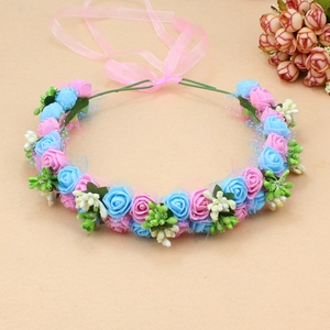 Detail von rosa und blauem Rosen-Stirnband mit glitzerndem Tüll und Band