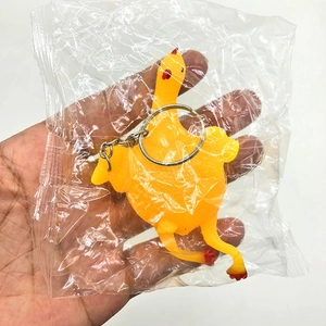 Détail d'un porte-clés poulet criard en caoutchouc jaune emballé dans un sachet plastique
