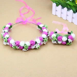 Nahaufnahme von Rosenkranz und Handgelenk-Corsage-Set mit rosa Bändern für Hochzeiten