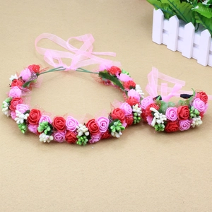 Detailansicht der roten Rosenkrone und passendes Armband mit rosa Seidenbändern