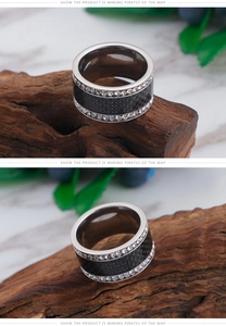 Détail d'une bague en acier argenté avec fibre de carbone noire et double rangée de zircons