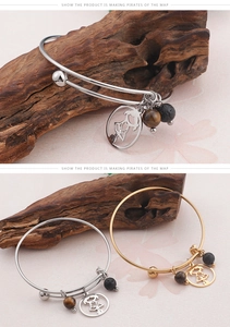 Détail du bracelet ajustable en fil métallique avec silhouette de fille et pierres naturelles