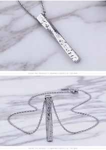 Détail du pendentif barre en acier inoxydable argenté avec texture martelée unique