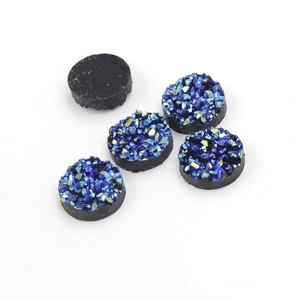 Close-up van 12mm ronde druzy hars cabochons met sprankelende kristaltextuur