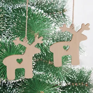 Détail de rennes en bois découpés au laser avec cœur ajouré sur un sapin de Noël