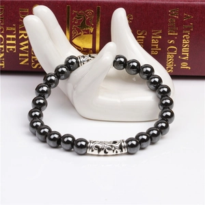 Bracciale di perle di ematite da 8 mm con tubo cavo in argento su mano di ceramica