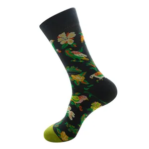 Detailliertes Strickmuster mit bunten Blumen- und Vogelmotiven auf Baumwollsocken