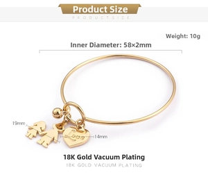 Détail d'un bracelet plaqué or 18K montrant des breloques enfant et un cœur d'amour