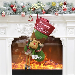 Chaussette de Noël verte en peluche avec renne 3D devant un feu de cheminée festif