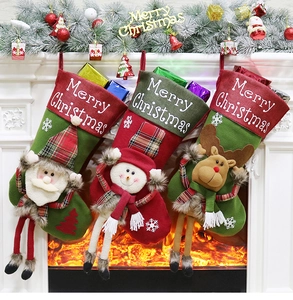 Détail des chaussettes de Noël avec Père Noël et Renne en 3D suspendues à une cheminée