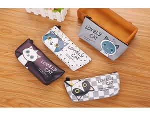 Détails de quatre trousses en cuir PU avec motifs chats sur une table en bois