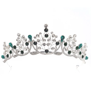 Couronne de mariée baroque en argent avec gemmes vert émeraude et cristaux sur fond blanc