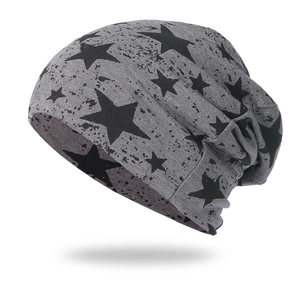 Détail du bonnet gris chiné avec motifs d'étoiles noires et texture en coton doux