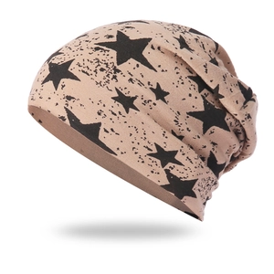 Bonnet en tricot beige avec étoiles noires et motif vintage pour automne et hiver