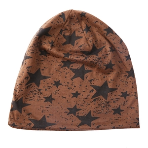 Bonnet en tricot marron avec motif d'étoiles noires pour le sport d'hiver