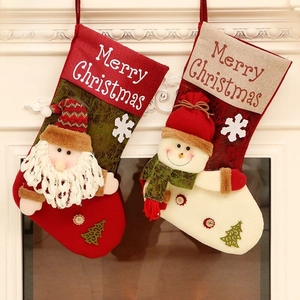 Détail de chaussettes de Noël avec poupées 3D Père Noël et bonhomme de neige sur cheminée