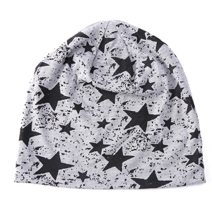 Détail du bonnet gris clair avec imprimé d'étoiles noires et effet vintage moucheté