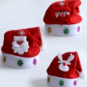 Detail van pluche kerstmutsen met sneeuwvlok borduurwerk en kerstman- of elandontwerpen
