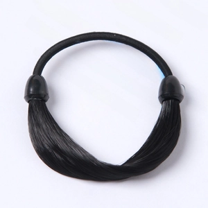 Chouchou élastique noir élégant avec extension de cheveux raides sur fond de magazine blanc