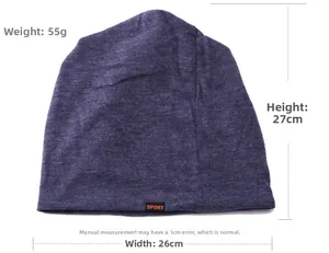 Détail du bonnet en tricot violet avec étiquette Sport et dimensions 27x26cm pesant 55g