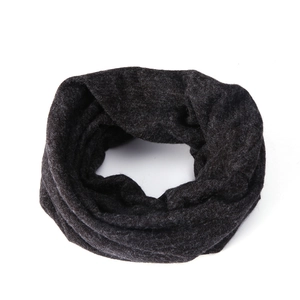Détail de tour de cou épais en cachemire synthétique gris foncé avec texture thermique