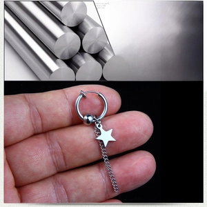 Vista macro de pendientes de estrella en acero inoxidable con cadena de borlas