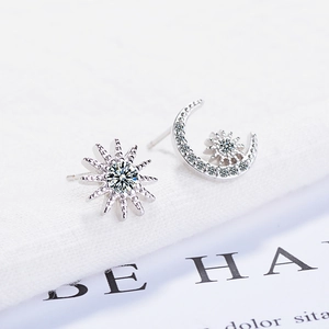 Eleganti orecchini asimmetrici a stella e luna in argento con zirconi scintillanti