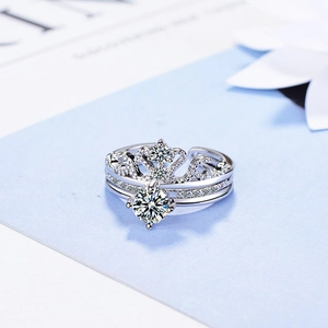 Elegante conjunto de anillos de corona apilables en plata con circonitas brillantes