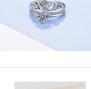 Detalle de un anillo de corona plateado con circonita redonda de seis garras y diseño hueco