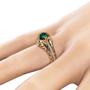 Lussuoso anello vintage in oro con zircone verde smeraldo rotondo e intricato intaglio
