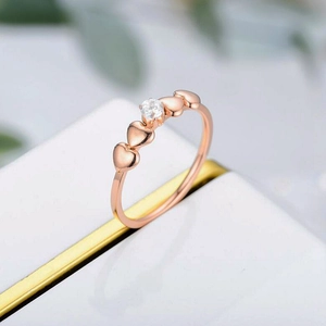 Rose gold heart-shaped titanium steel ring with a sparkling round zircon centerpiece