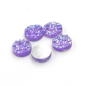 Detailweergave van 12mm paarse hars druzy bedeltjes met fonkelende kristallen voor DIY