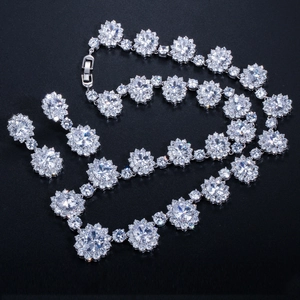 Détail macro de parure collier et boucles d'oreilles avec zircons AAA en motif floral